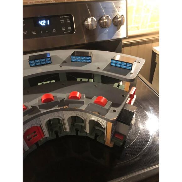 Thomas and Friends Wooden Railway Tidmouth Engine Shed Roundhouse - Picture 3 of 10